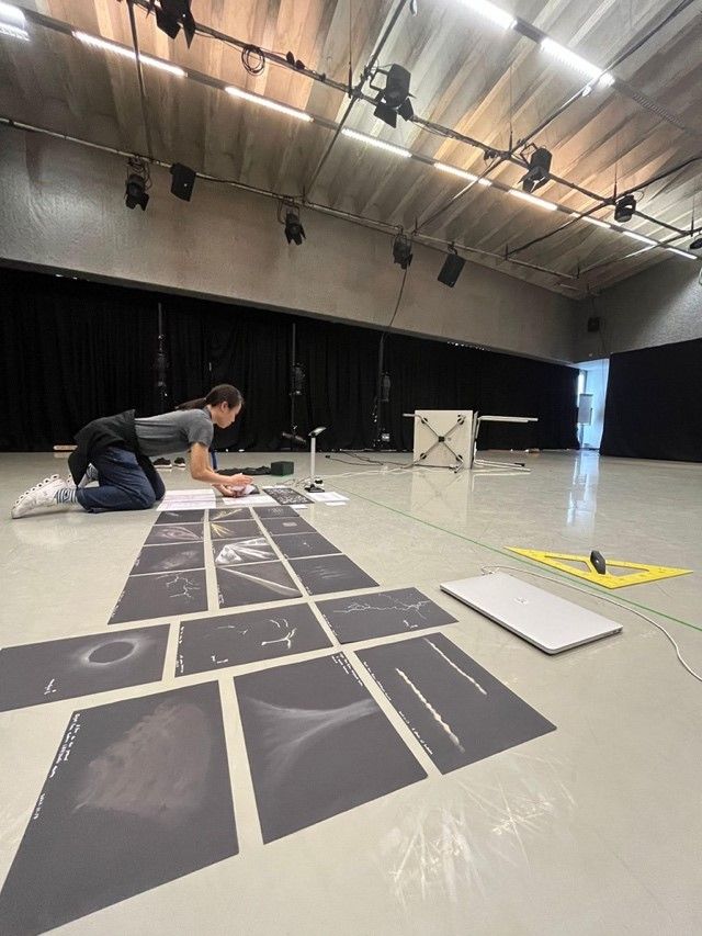 1_Ivy正在為她在拉班中心實驗劇場（Studio Theatre）的演講佈置場地，攝於2023年7月11日（攝影：Sandy Yip）.jpg