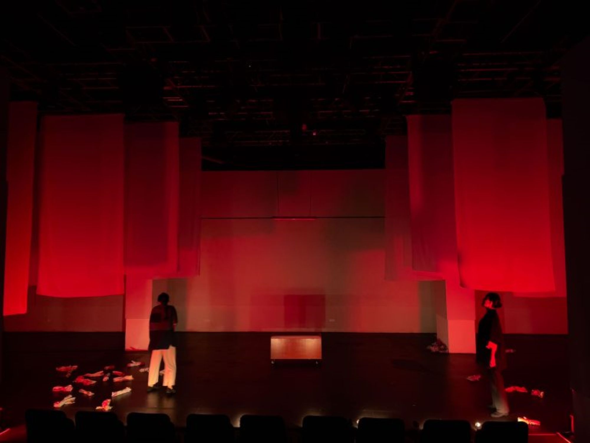 在香港「第三屆紀錄劇場節」演出的《離下班還早－－車衣記》（攝影：Jeff Cheng，拍攝鳴謝：風盒子社區藝術發展協會）